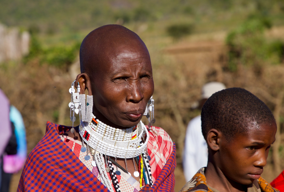 Tribu nomade en Tanzanie pratiquant le piercing