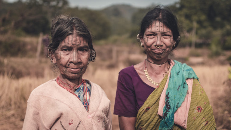 2 femmes indiennes arborant des piercings tribaux