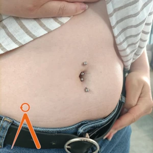 Nombril double perçage par Naald Annonay piercing