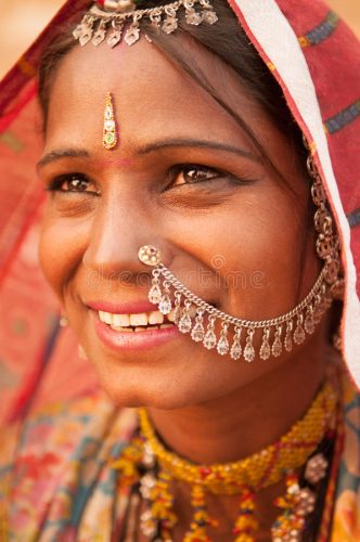 Piercing au nez sur une jeune femme indienne
