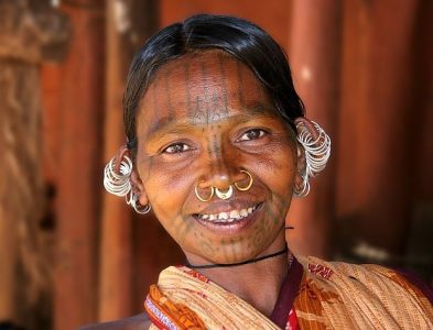 Femme indienne avec de très nombreux piercing sur les oreilles et le visage